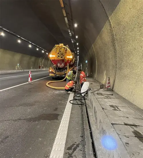 武鸣隧道排水渠清淤